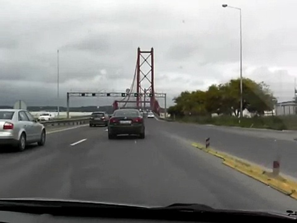 Cruzando Ponte 25 de abril