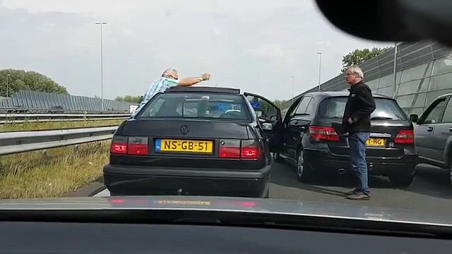 Des personnes âgées s'emportent contre un conducteur