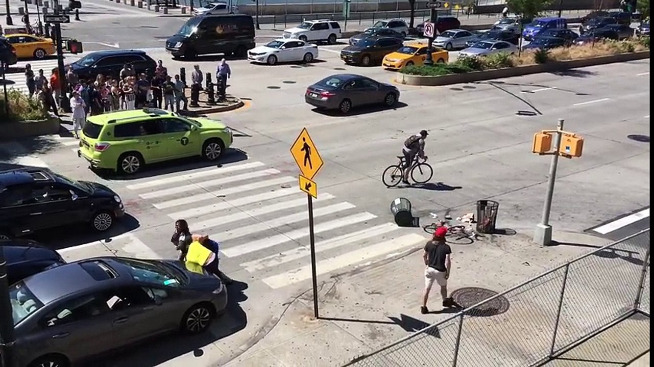 road rage] Driver and Cyclist fighting in the street. Police break it up. - YouTube