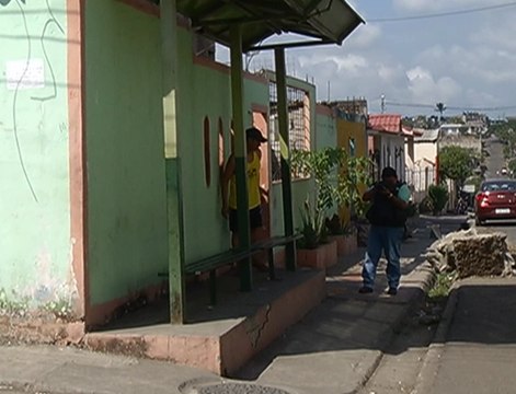 Joven conversaba con sus amigos cuando de un auto le dispararon