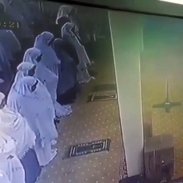 سيدة توفيت وهي تصلي صلاة التراويح. تفرجوو بلاهي إلي بجنبها كفاه عملوا شي يوقف لمخ