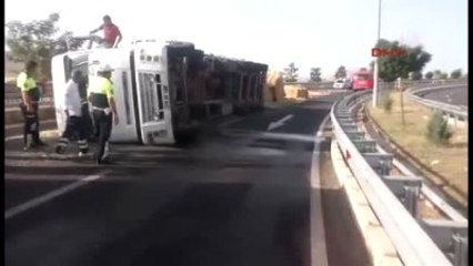 Elazığ - Saman Yüklü Tır Devrildi 1 Yaralı