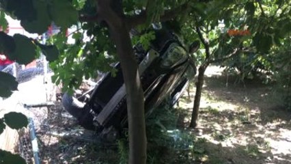 Kocaeli - Otobüsün Sıkıştırdığı Otomobil Bahçeye Uçtu