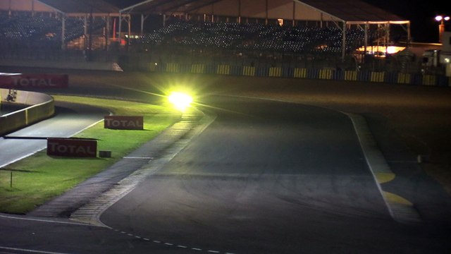 24 heures du mans 2016 virage dunlop aston martin#95 et toyota ts050#5