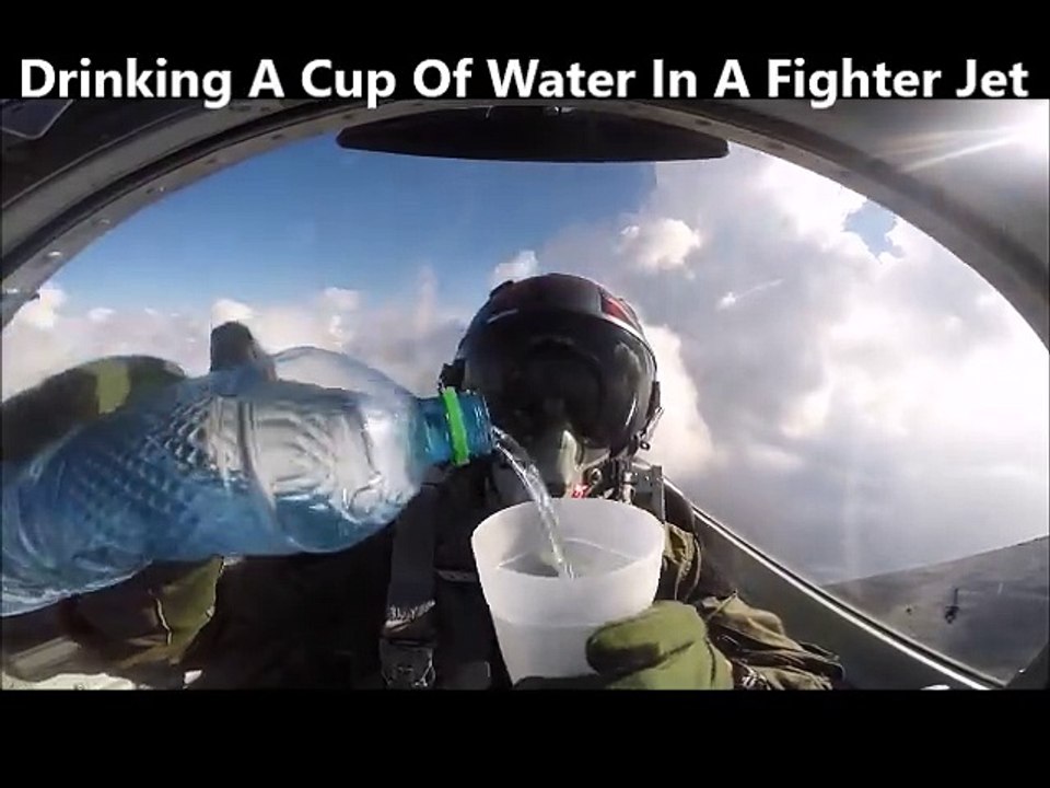 Boire de l'eau dans un avion de chasse