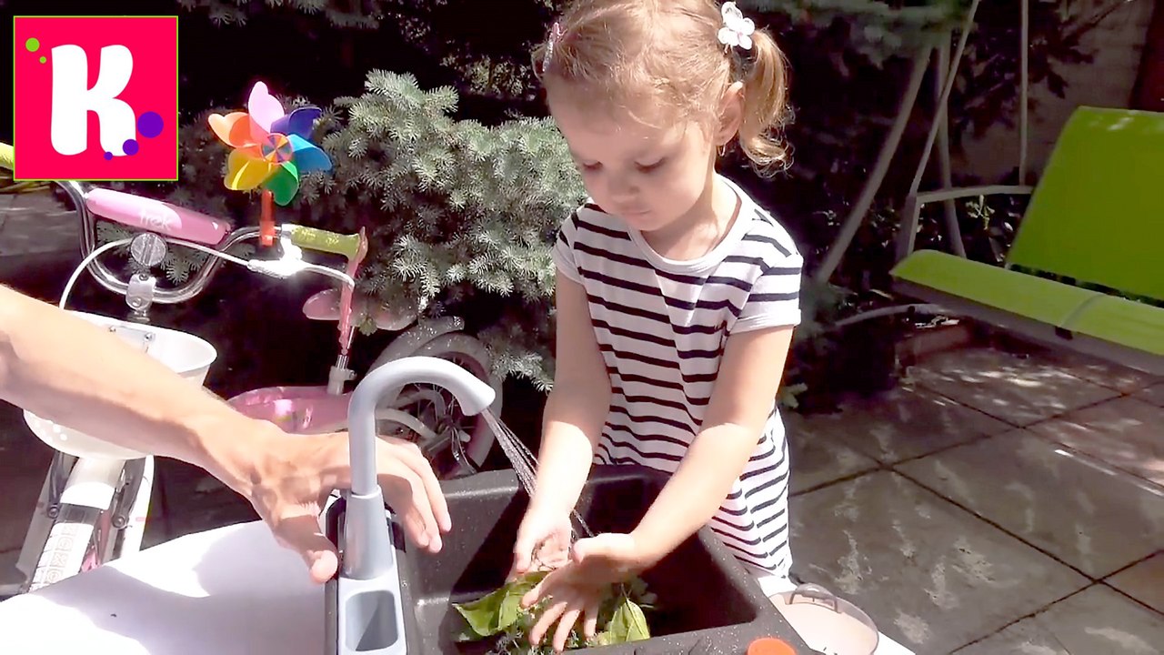 Катя варит суп и едет на велосипеде за зеленью для новой плиты с краном и водой микро ВЛОГ