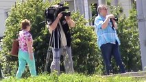 Коллеги по съёмкам оператор и фотограф снимают на улице памятник Лескову в городе Орле Город Орёл