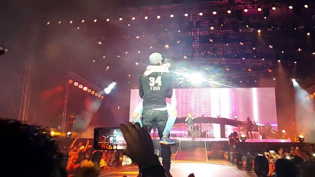 Поклонница Энрике Иглесиаса забралась на сцену и бросилась его обнимать