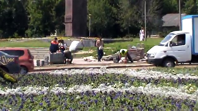 Плитку кладут в городе Орле на улице не русские люди а узбеки таджики Город Орёл