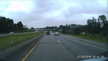 Une caravane perd son toit sur l'autoroute