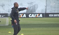 Cristóvão comanda seu primeiro treino no Corinthians e orienta bastante