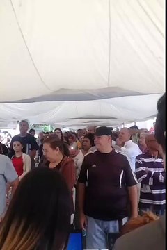 Caraqueños cantaron el Himno Nacional mientras esperaban para validar sus firmas