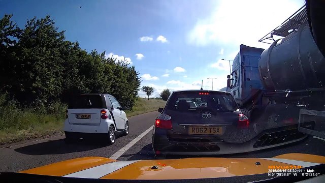 Un automobiliste double tout le monde par la bande d'arrêt d'urgence et finit par le regretter