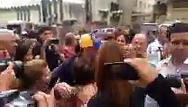 Así recibieron a Capriles en Plaza Venezuela
