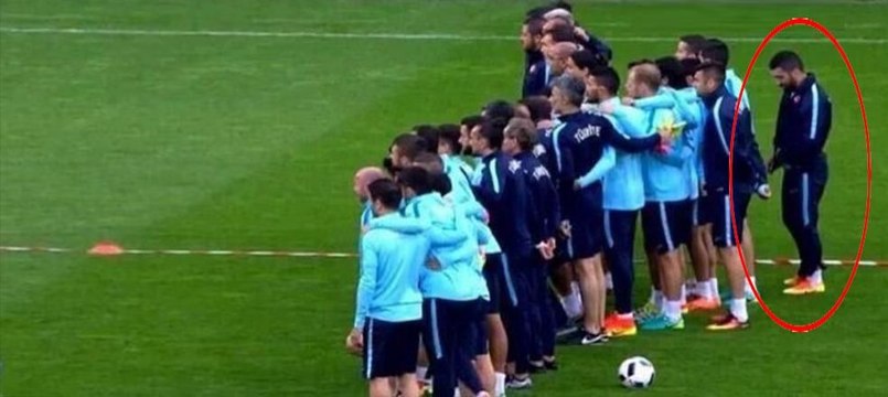 Arda Turan takım fotoğrafına girmedi