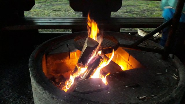 Samsung Galaxy J7 (2016), тест камеры - Огонь, дрова