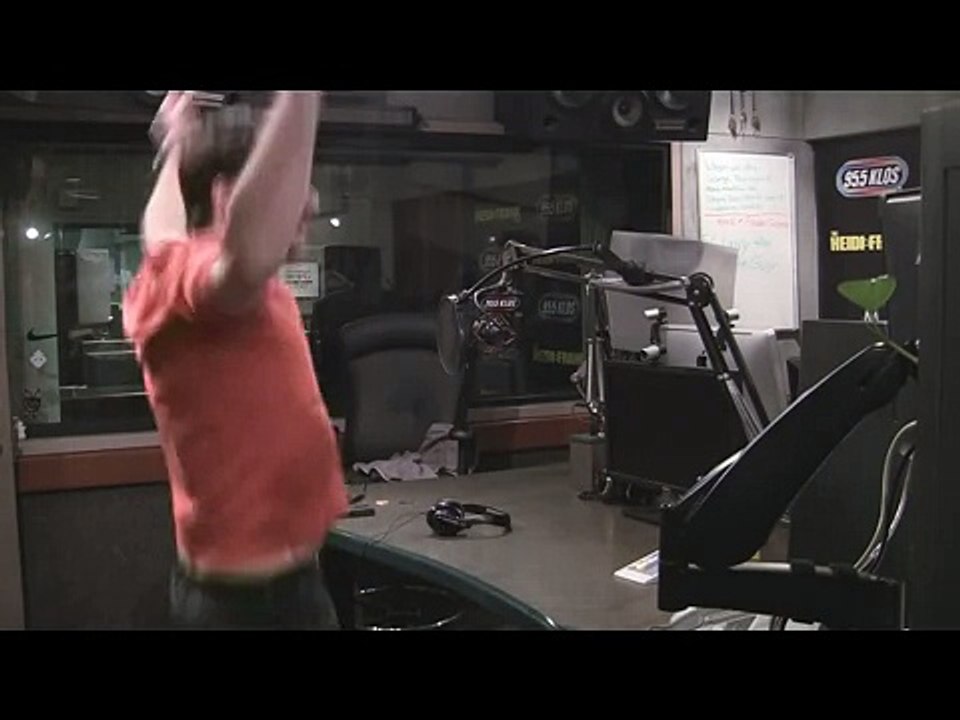 News Theater: Ian exercises for a whole 25 Minutes!!!