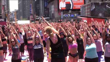 Miles de personas dan la bienvenida al verano practicando yoga en Times Square