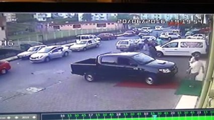 Zonguldak Tartıştığı Trafik Polisine Çarptı, Aracın Üstünde Sürükledi