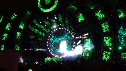 Deadmau5 trolling Martin Garrix @ UMF 2014 (HD)