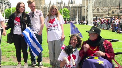 تبادل القبل عبر اوروبا كي لا تخرج بريطانيا من الاتحاد الاوروبي