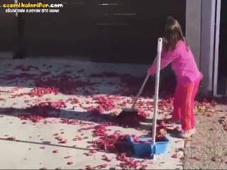 Eşine Yardım Etmeye Çalışan Kocaları Temsil Eden Ufaklık