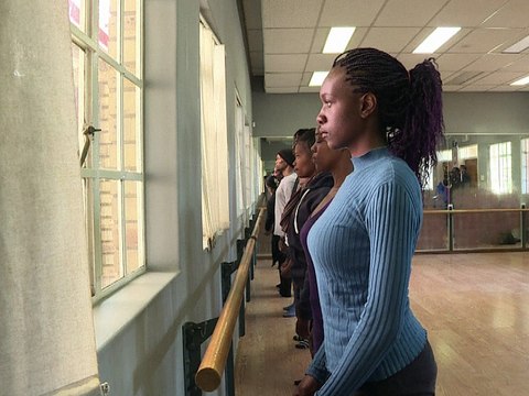 La danse classique entre sur scène dans le township de Soweto