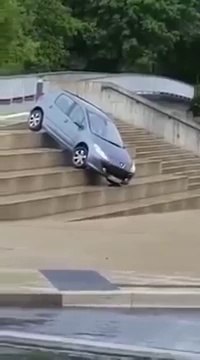 Descendre des escaliers en voiture : mauvaise idée