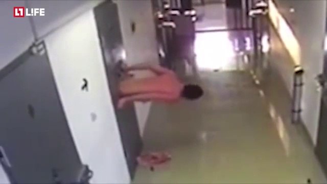 Ce prisonnier va s'évader par la trappe de la porte de sa cellule...