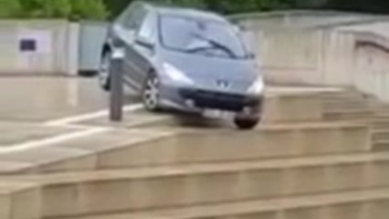 Une femme descend toutes les marches d'un escalier