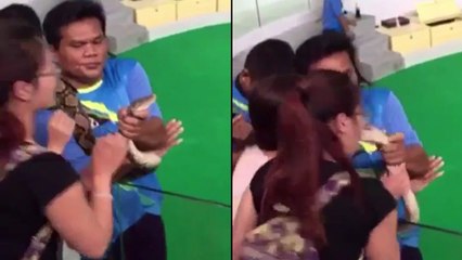 Elle essaie d'embrasser un serpent !