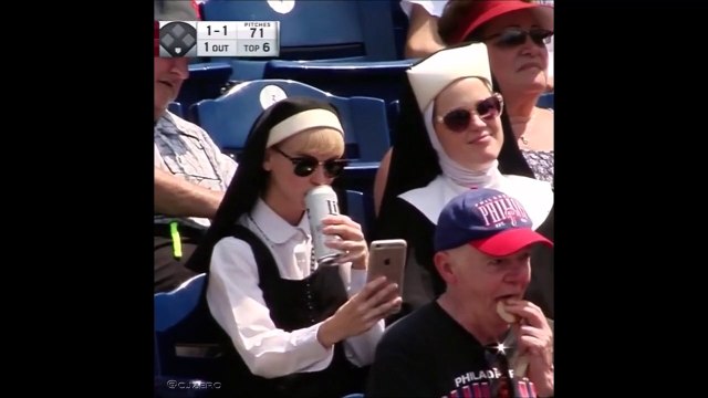 Ces nones font des selfies avec une bière pendant un match de baseball