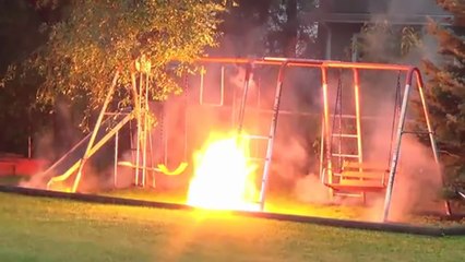 Quand une ligne à haute tension tombe sur une balançoire !