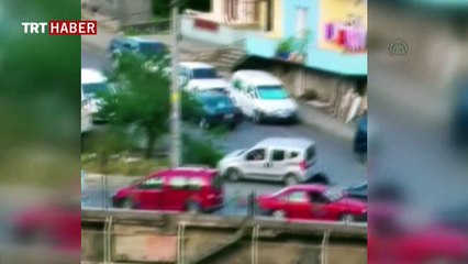 Polisi metrelerce sürükledi