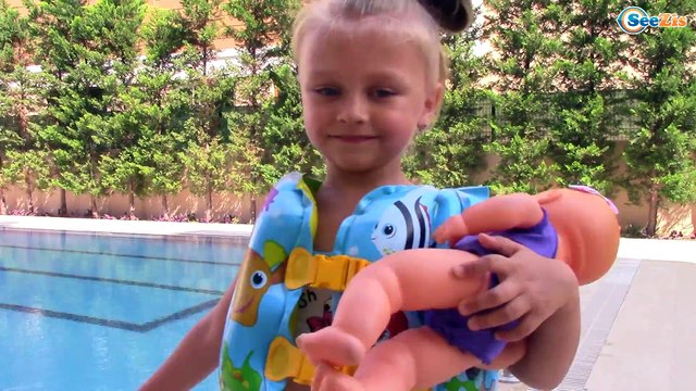 Яроcлава и Кукла Ненуко купаются в бассейне. Видео для детей. Nenuco Doll Bath Time