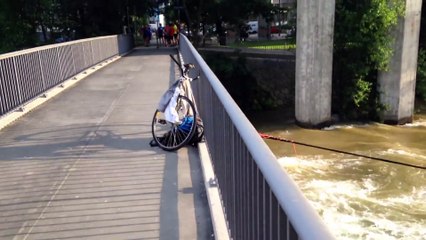 Surfer une rivière en crue