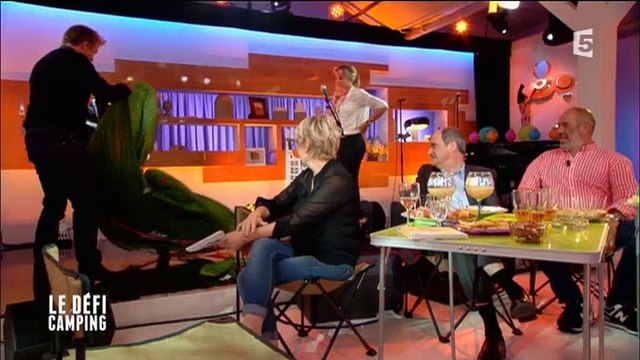 Franck Dubosc n'arrive pas à monter une tente de camping dans C à vous - Regardez