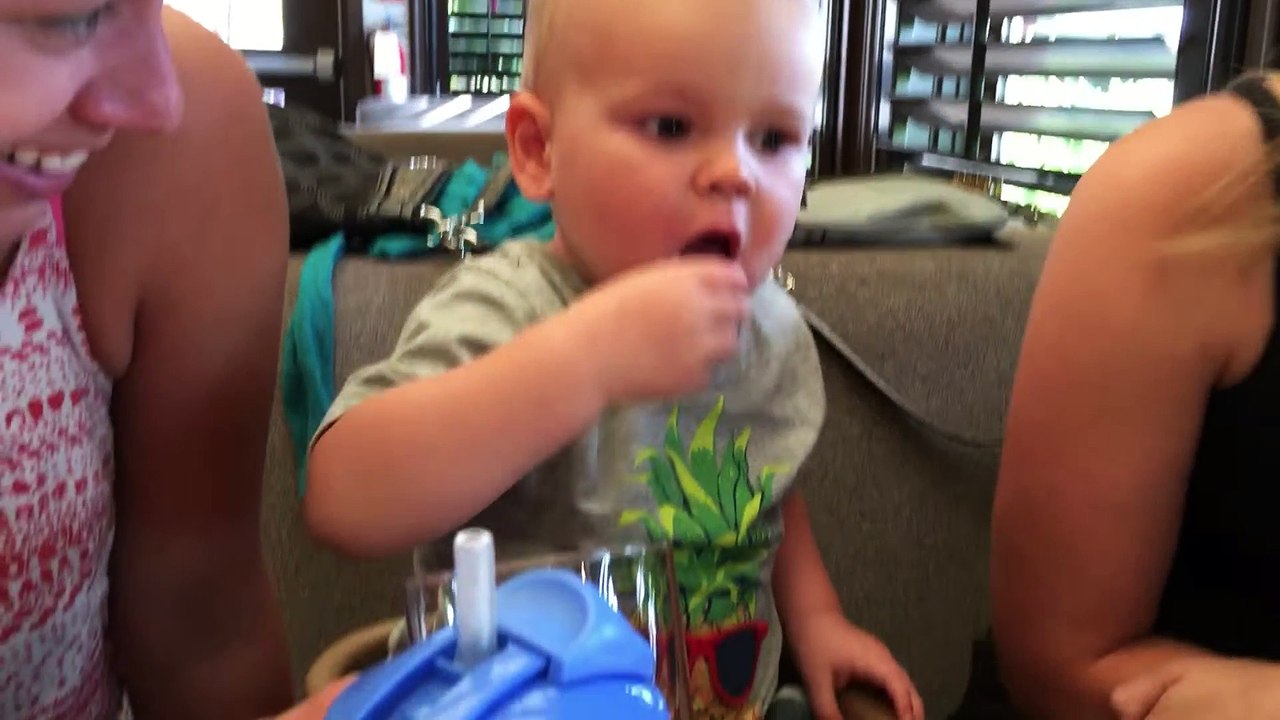 Bébé continue de changer des cranberries qu'il ne supporte pas !