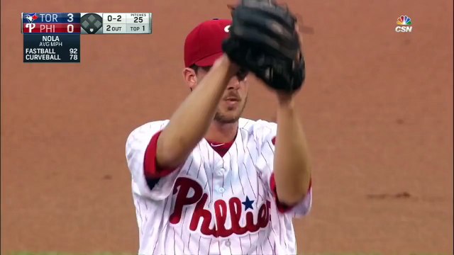 Ce spectateur attrape une balle de baseball tout en tenant s