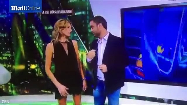 Une présentatrice montre sa culotte en direct par accident..
