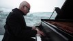 Ce pianiste joue devant un glacier en train de s'effondrer pour dénoncer le réchauffement climatique