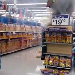 Ils allument des feux d'artifice dans un supermarché
