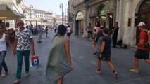 Une fille se met à danser sur la musique de musiciens de rue