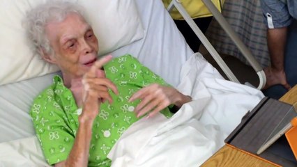 Cette femme âgée de 102 ans s’admire danser sur une vidéo pour la première fois !