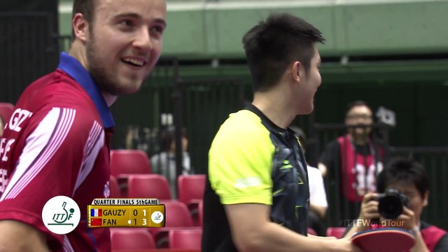 Faire rouler la balle sur la table de ping pong.. Point de m