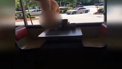 Nu un homme tente d'entrer dans un café pour déguster une glace.