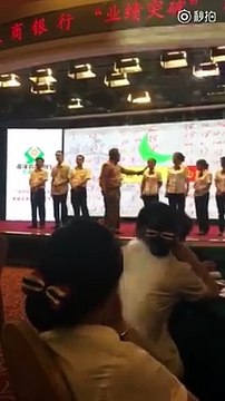 Un patron chinois donne des fessées en public à ses employés