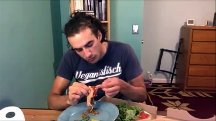 Un vegan mange accidentellement du fromage et pète un cable