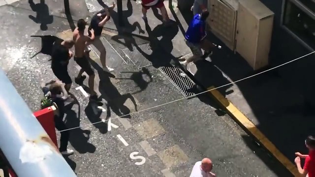 Des hooligans Russes frappent un hooligan Anglais