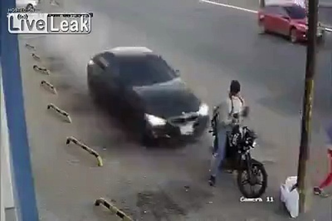 Un motard très chanceux survit miraculeusement à un terrible accident